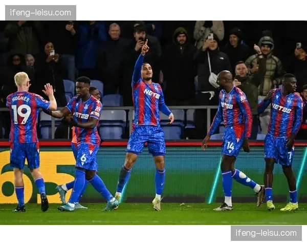 拉克鲁瓦闪击破门后染红离场 水晶宫少打一人遭曼联逆转